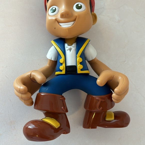 🏴‍☠️✨Disney Junior Jake and the Never Land Pirates –Jake Talking Figure Doll✨ - Picture 6 of 7